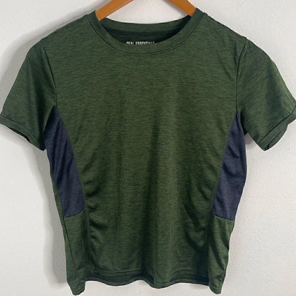 🌟3/20 real essentials short sleeve athletic shirt. Size Boys Large.